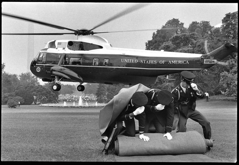 Marine One tekur á loft frá flötinni framan við Hvíta húsið 1974.