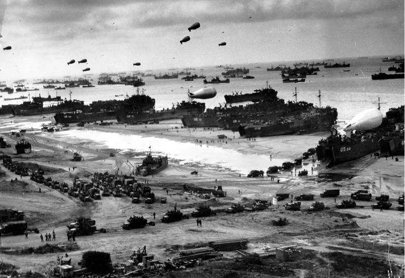 Innrásin í Normandí markaði þáttaskil í seinna stríði. Kúlnahríð Þjóðverja dundi á hermönnum sem gengu á land.