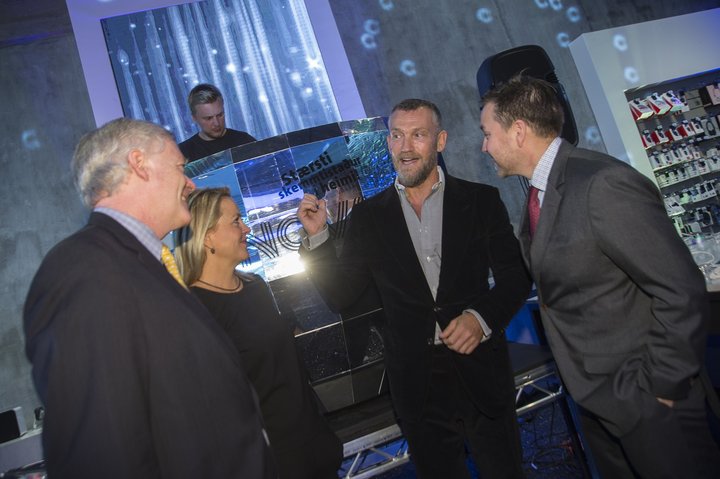 Frá undirritun kaupsamnings á Nova í síðustu viku. 