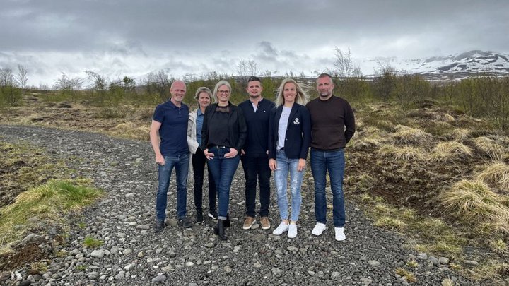 Bæjarfulltrúar Sjálfstæðisflokks, Bæjarlistans og Miðflokksins hafa náð samkomulagi um myndun meirihluta á Akureyri. Samkomulagið náðist í sumarbústað.Mynd: Aðsend