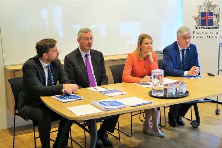 Urban Sila, Douglas Sutherland og Mari Kiviniemi frá OECD ásamt Benedikt Sigurðssyni. 