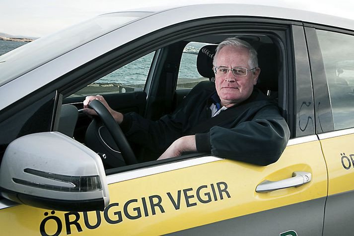 Ólafur Guðmundsson varaborgarfulltrúi mun víkja sem varamaður í þremur ráðum borgarinnar vegna ummæla sem hann lét falla um skotárás á bíl borgarstjóra.