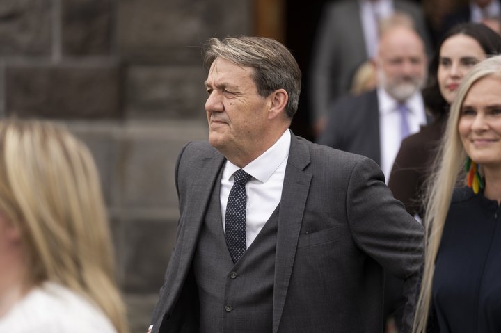 Óli Björn Kárason, þingflokksformaður Sjálfstæðisflokksins, sagði á þingi í apríl að ef úttekt Ríkisendurskoðunar „dugi ekki til þá mun ég styðja það að komið verði á fót sjálf­­stæðri rann­­sókn­­ar­­nefnd.“