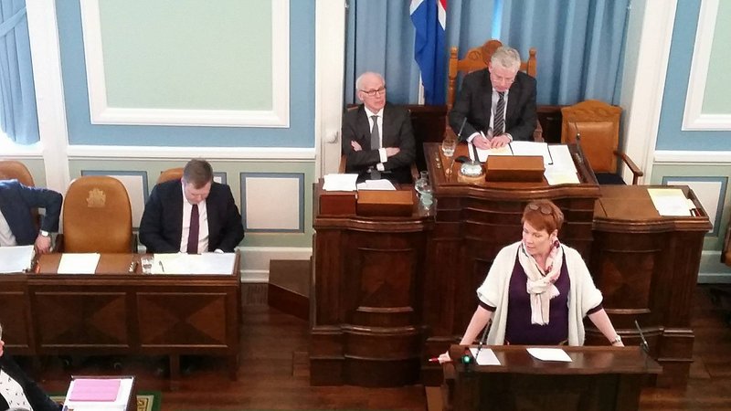 Ólína Kjerúlf Þorvarðardóttir, þingmaður Samfylkingar, var reið við Sigmund og sagði honum að fara sem fyrst. 
