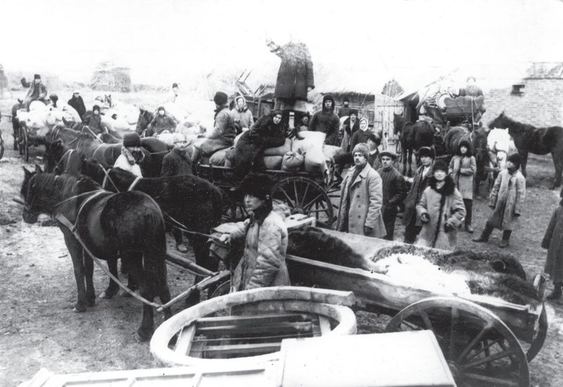 Opinberir embættismenn selja eigur þeirra þorpsbúa sem sviptur var eignarétti. Mynd: Aðsend