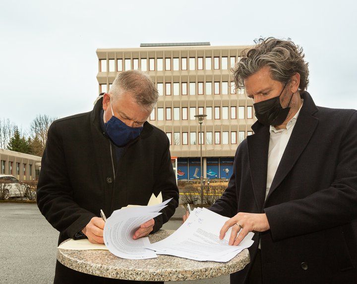 Guðjón Auðunsson forstjóri Reita og Dagur B. Eggertson borgarstjóri undirrituðu samkomulag um uppbyggingu Orkureitsins í gær.
