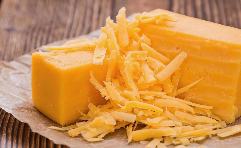 Cheddar-ostur er eilítið appelsínugulur á litinn.