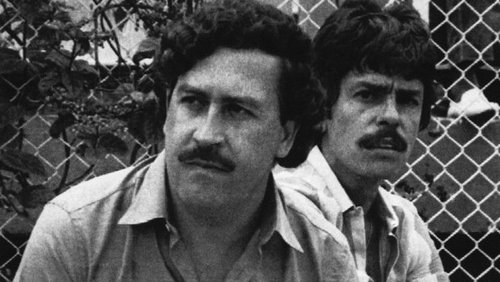 Pablo Escobar lést og veldi hans hrundi. En það skipti engu máli fyrir fíkniefnaheiminn. Í staðinn spruttu upp eiturlyfjahringir sem skipulögðu sig enn betur.