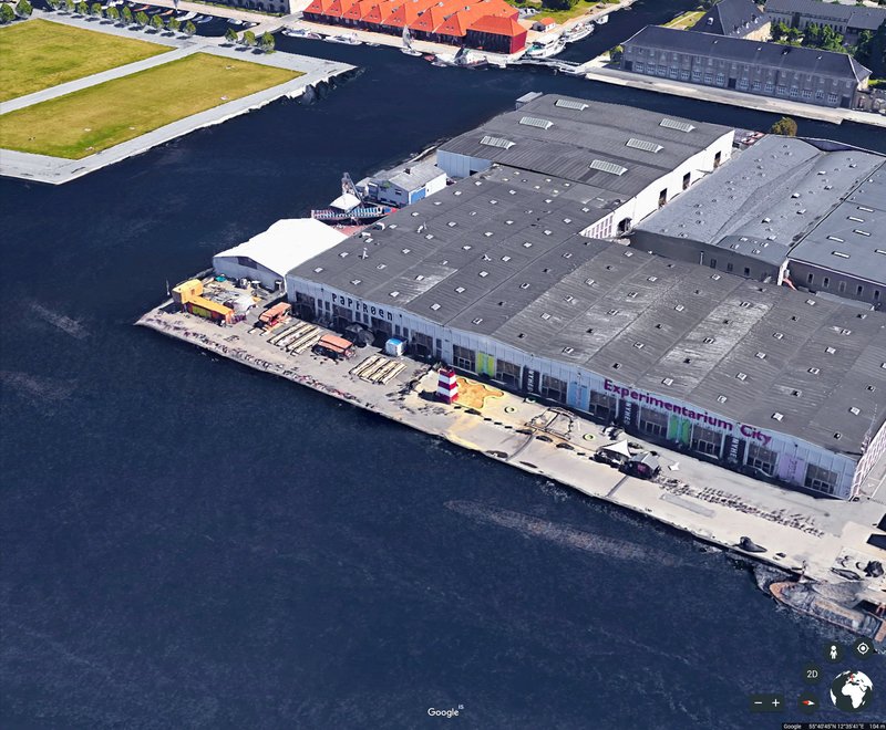 Papirøen í Kaupmannahöfn er huggulegri í alvöru en í sýndarveröldinni, og ekki eins sveigð og skæld.