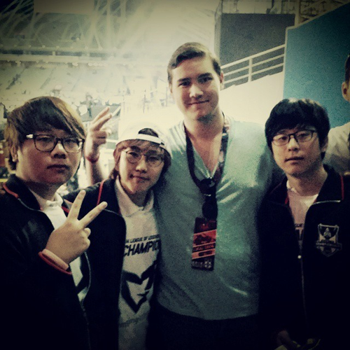 Ólafur Hrafn Steinarsson, formaður Rafíþróttasamtaka Íslands, er hér þriðji frá vinstri en með honum á myndinni er hluti liðsins Samsung White en liðið varð heimsmeistari í League of Legends árið 2014. Mynd: Aðsend.