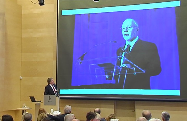 Hann lítur nú út eins og hann sé að flytja ræðu á fundi hjá Viðreisn, sagði Sigmundur Davíð þegar hann birti mynd af Paul Singer, stjórnanda vogunarsjóðsins Elliot Management.