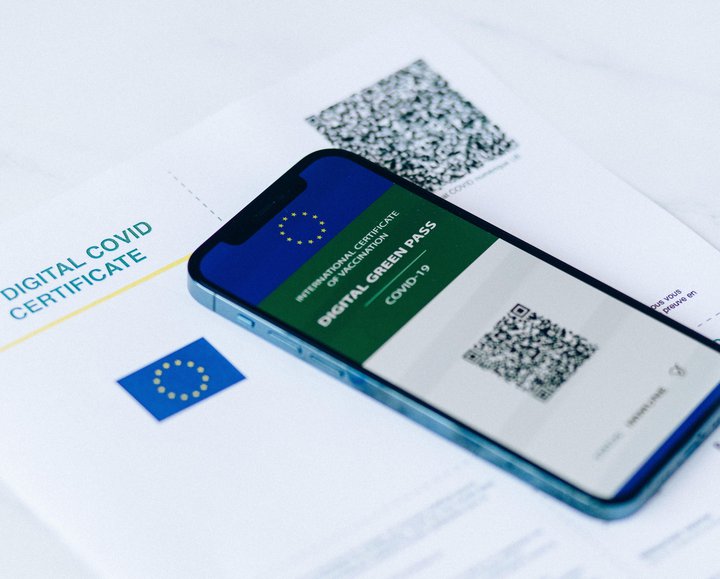 Með stafrænum kórónuveirupassa fæst QR kóði sem sýna þarf á hinum ýmsu stöðum.