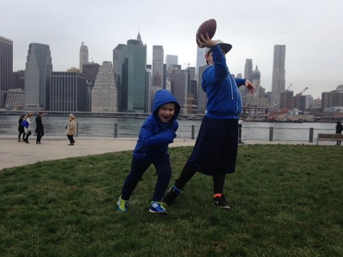 Bræðurnir Heimir Andri, níu ára, og Halldór Elí, fjögurra ára, bregða hér á leik í Brooklyn Bridge Park, með Manhattan í baksýn. Mynd: Magnús.