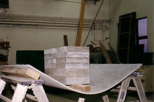 Plata 10 mm. þykk og tveggja mánaða gömul úr trefjastyrktum sementsmúr ( fimm lög af pólýpropýlen-mottum ). Verið er að prófa beygjutogþol hennar.