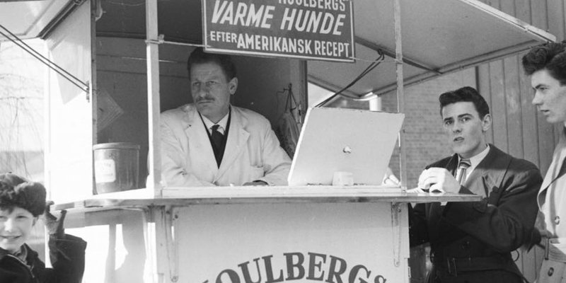 Þessi pylsusali býður uppá heita hunda eftir amerískri uppskrift. Myndin er frá árinu 1955. Mynd: Slagterimuseet