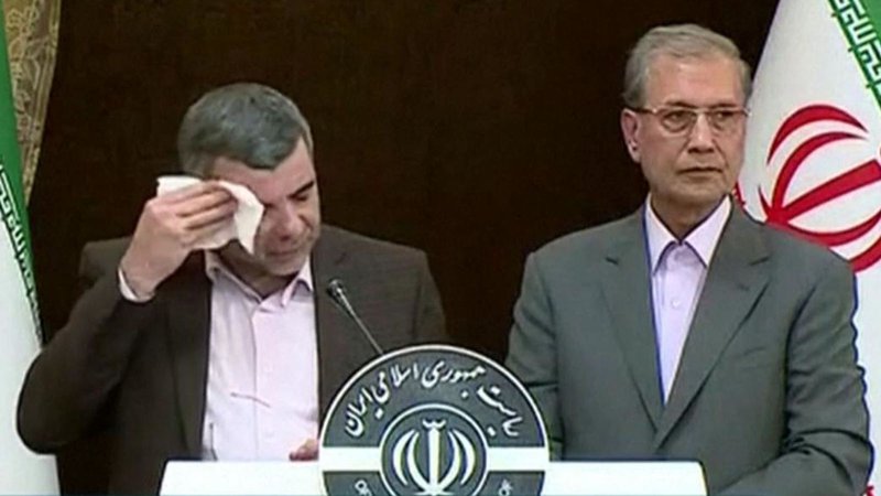 Aðstoðar heilbrigðsráðherra Írans þurfti ítrekað að þurrka svita af andliti sínu á meðan hann gaf skýrslu um ástandið í landinu vegna veirunnar. Staðfest er nú að hann er sýktur.