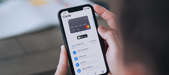 Bankastarfsemi Revolut fer fram í gegnum snjallsímaforrit.