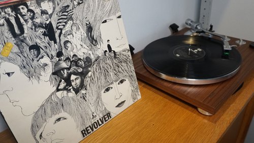 Revolver undir nálinni.