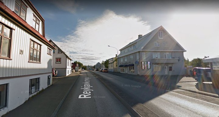 Frá Reykjavíkurvegi. Húsaröðin sem er hér til vinstri á myndinni er sú sem ekki mun njóta hverfisverndar og gæti þurft að víkja ef ákveðið verður að breikka götuna.
