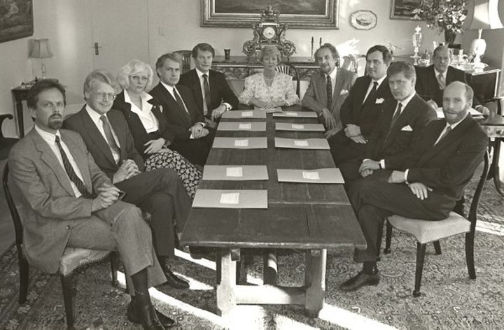 Ríkisráðsfundur 1988: Svavar Gestsson, Ólafur Ragnar Grímsson, Jóhanna Sigurðardóttir, Guðmundur Bjarnason, Steingrímur Hermannsson, Vigdís Finnbogadóttir forseti Íslands, Jón Baldvin Hannibalsson, Halldór Ásgrímsson, Jón Baldvin Hannibalsson. 