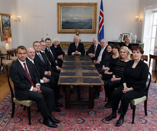 Fyrsta ríkisstjórn Jóhönnu Sigurðardóttur eftir kosningarnar 2009 á Bessastöðum 10. maí 2009. Ríkisstjórnin breyttist ört á kjörtímabilinu, eða alls fimm sinnum. 