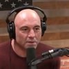 Joe Rogan heldur úti einu vinsælasta hlaðvarpi heims. Hann hefur lofað bót og betrun eftir ásakanir um að deila falsfréttum um bóluefni við COVID-19 í þætti sínum,  The Joe Rogan Experience.