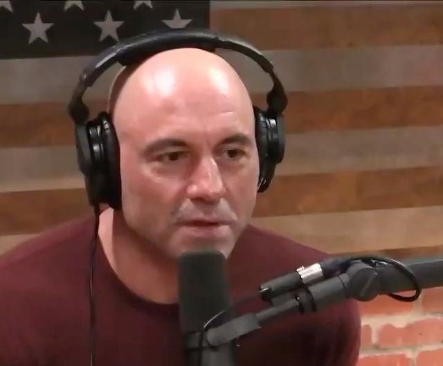 Joe Rogan heldur úti einu vinsælasta hlaðvarpi heims. Hann hefur lofað bót og betrun eftir ásakanir um að deila falsfréttum um bóluefni við COVID-19 í þætti sínum,  The Joe Rogan Experience.