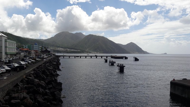 Við höfnina í Roseau. Um 200 skemmtiferðskip leggja þar að bryggju árlega. Mynd: Aðsend