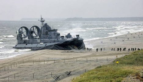 Rússar að æfa innrás, á heræfingu í norðurhluta Rússlands.