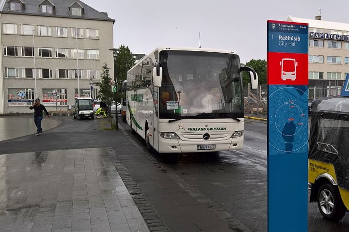 Nýuppsett rútustæði við Ráðhús Reykjavíkur