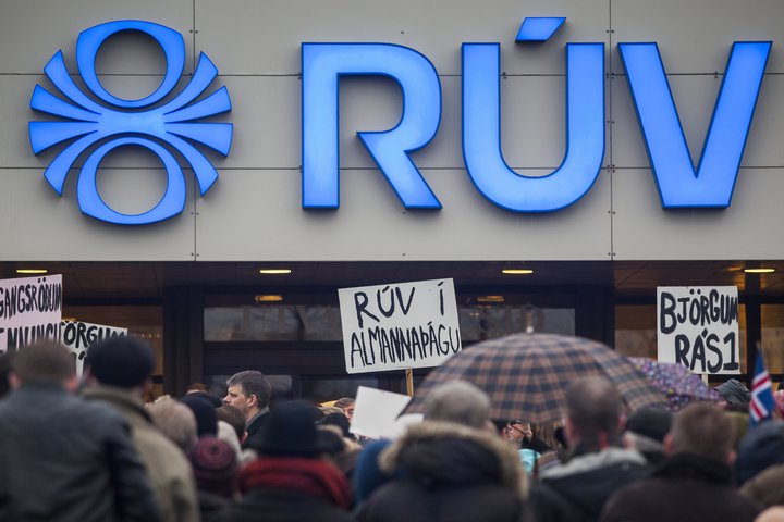 Frá mótmælum fyrir utan RÚV fyrir nokkrum árum síðar, þegar til stóð að skera niður fjárframlög til fyrirtækisins.