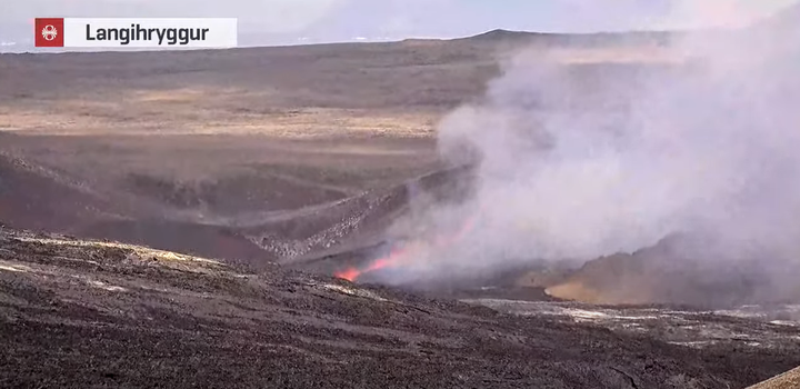 Á myndavél RÚV, sem sögð er vera staðsett á Langahrygg, sést að eldgos er hafið við Fagradalsfjall.