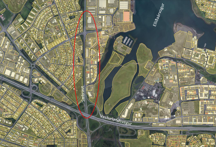 Gatnamótin sem um ræðir eru við norðurenda stokksins og yrðu mislæg, en þó í plani við umhverfið í kring.