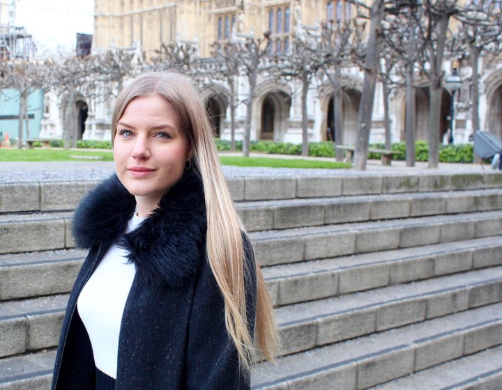 Salka Margrét Sigurðardóttir fyrir utan þinghús Bretlands