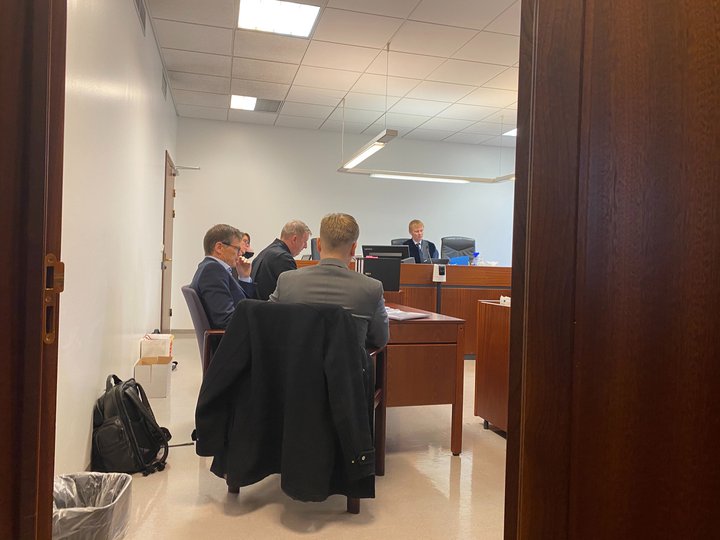 Úr dyragættinni í dómsalnum í morgun, en þar hafa blaðamenn setið í hnapp og fylgst með því sem fór fram.