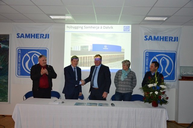 Frá undirritun lóðaleigusamnings Samherja á Dalvík.