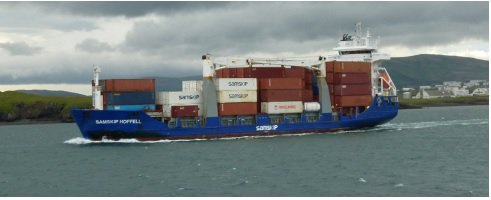 Mynd:  SEQ Mynd \* ARABIC 1 Skip Samskip á leið frá Sundahöfn til Sauðárkróks 8 ágúst 2018. Það fer fjarri því að fjöldi gáma í dekki sé venjulegur fyrir innanlandsflutninga.