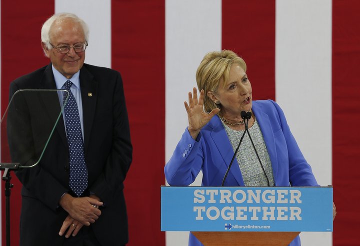 Málið þykir hið vandræðalegasta fyrir Demókrataflokkinn þar sem þeir sýna að valdamikið fólk innan hans virðast hafa verið mjög hliðhollir Hillary Clinton í kosningabaráttu hennar og Bernie Sanders.