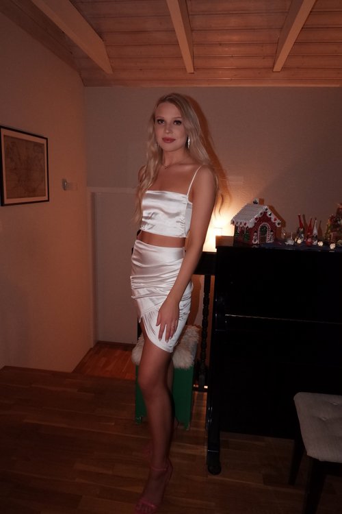 Halldóra í hönnun sem hún bjó til úr kjól sem henni fannst ekki nægilega flottur. Mynd: Aðsend