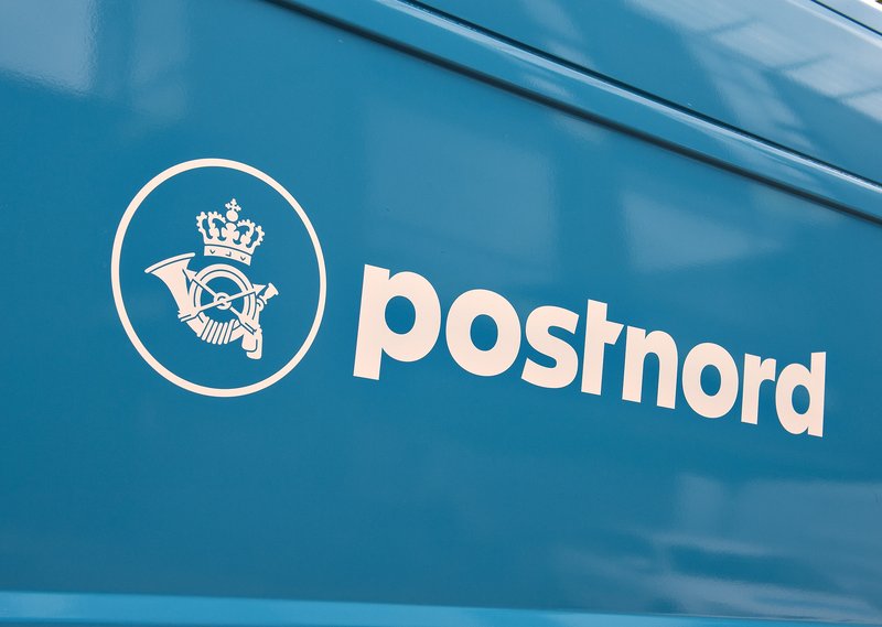 Postnord er sameiginlegt póstfyrirtæki Svía og Dana. Þar hefur hinum hefðbundnu rauðu og gulu litum verið skipt út fyrir ljósbláan.
