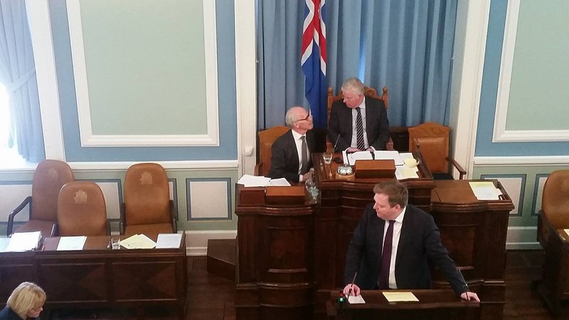 Sigmundur í ræðustól.