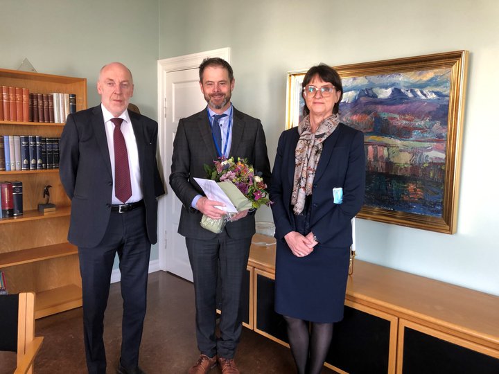 Skúli Magnússon var boðinn velkominn til starfa af þeim Steingrími J. Sigfússyni forseta Alþingis og Rögnu Árnadóttur skrifstofustjóra þingsins fyrr í mánuðinum.