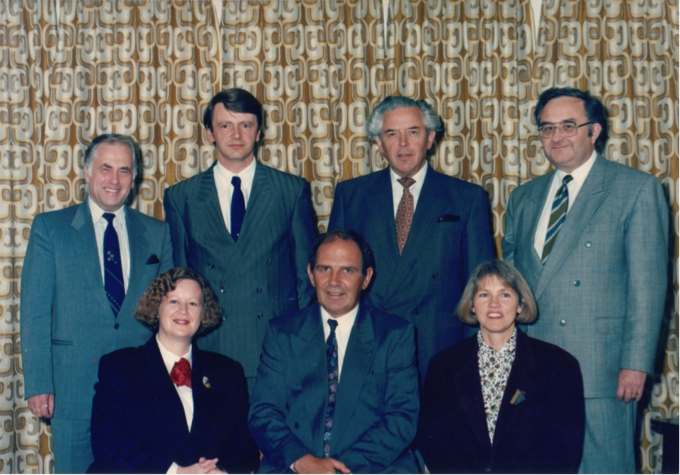 Síðasta stjórn Sementsverksmiðju ríkisins kosin 1988. Fremri röð: Steinunn Sigurðardóttir, Eiður Guðnason formaður, Inga Harðardóttir. Aftari röð: Guðmundur Guðmundsson framkvæmdastjóri, Ingi Björn Albertsson, Friðjón Þórðarson, Gylfi Þórðarson framkvæmdastjóri.