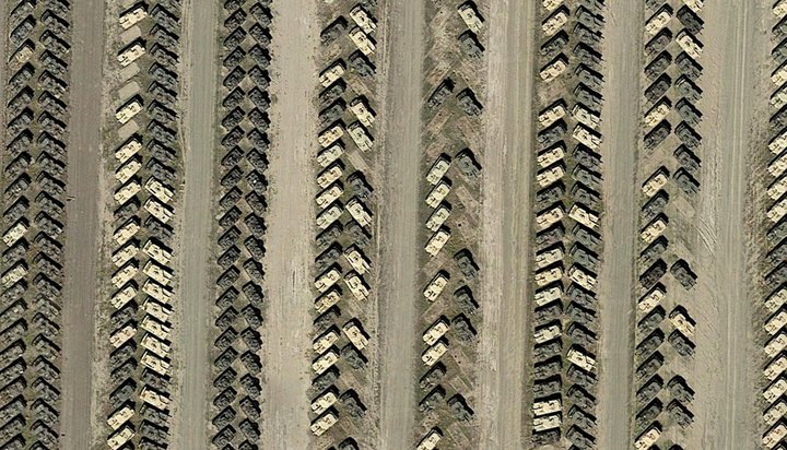 Þegar þysjað er inn í eyðimörkina nyrst í Kaliforníu á vef Google Maps sjást Abrams-skriðdrekarnir í röðum.