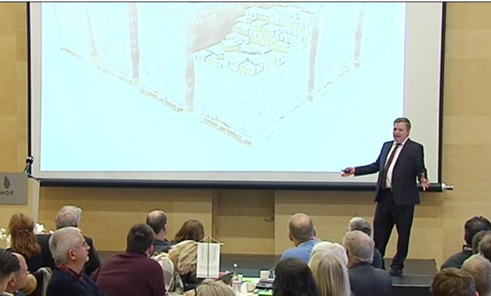 Sigmundur Davíð sýndi mynd af peningaseðlum á vörubrettum til að sýna fram á umfang þess fjármagns sem hann segir Ísland hafa áskotnast í baráttu sinni við vogunarsjóði og kröfuhafa.