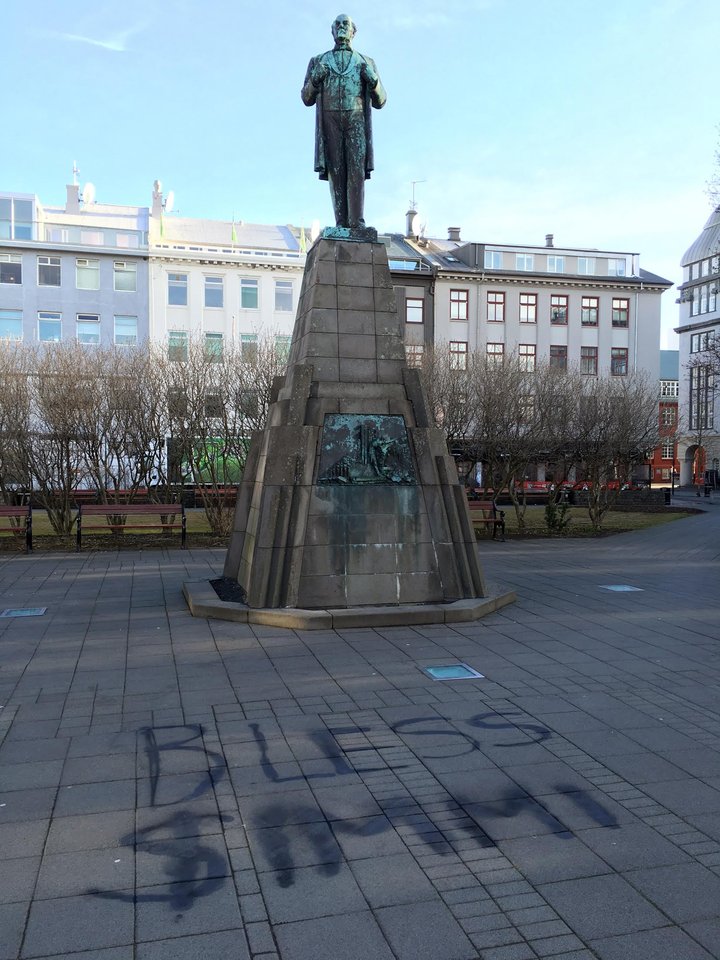 Alþingi kemur saman klukkan 15 í dag og fram að því funda þingflokkar og stjórnarandstaðan um stöðu mála. Búist er við fjölmennum mótmælum á Austurvelli klukkan 17 þar sem afsögn forsætisráðherra er krafist. 