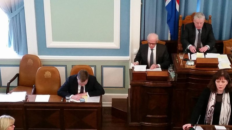 Sigmundur Davíð Gunnlaugsson var í símanum þegar Svandís Svavarsdóttir, þingflokksformaður VG, steig í pontu.