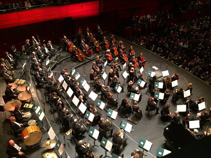 Sinfóníuhljómsveit Íslands flutti Leníngrad-sinfóníuna eftir Dmitri Sjostakovitsj fimmtudaginn 11. febrúar. Hljómsveitin hefur aldrei selt jafn marga miða á sinfóníutónleika og því var sett aðsóknarmet í Eldborg.