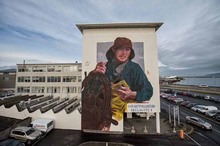 sjómaður á sjávarútvegshúsi