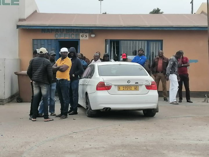 Sjómenn á Geysi leita upplýsinga um stöðu sína eftir að skipinu var siglt frá Namibíu í gærkvöldi.